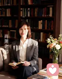 痛苦需要有人倾听，就像黑夜需要星光。

很多时候，我们不是要答案，只是想被看见、被接住。那些说不出口的委屈、压在心底的疲惫、无人理解的挣扎，说出来，就轻了一半。

有人倾听，不是同情，而是尊重你的情绪，接纳你的脆弱。不必逞强，不必假装坚强，你可以难过，可以崩溃，可以暂时停下。

被认真倾听的那一刻，你会知道：你不是一个人在扛，你的痛苦值得被温柔对待。

愿你总有一处安心，有人懂你、陪你、听你慢慢说。一肖老师配图