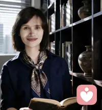 父母的相处模式，就是孩子看见的第一份亲密关系。你在婚姻里抱怨、指责、压抑、逃避，孩子就会学着否定自己、害怕亲密、不敢信任。

他未来的恋爱观、婚姻观、安全感，全都来自原生家庭里，你们相爱的样子。配图