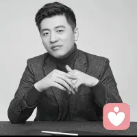 中年男人不要把自己架在火上烤（谨以此文致敬张雪峰和中年人）

张雪峰的突然离世，让无数人深感惋惜。

他曾说，自己要做那个托举家人的人，拼尽全力挣钱，只为让女儿未来有说“不”的资本。他清醒、勤奋、满心责任，却忘了人不是永不会倒的塔，忽略了自己的生命也需要珍惜。

反观王自如的境遇，从职场精英到负债落魄，容貌憔悴、满身疲惫，恰恰是多数中年男人的真实写照。上有老下有小，他们扛起家庭全部重担，不敢示弱、不敢停歇，把所有压力藏在心里，烟酒成了唯一的宣泄口。

中年男人看似坚强，实则脆弱。孩子能哭闹，女人能撒娇，唯有他们习惯硬扛。别把自己架在火上烤，爱家人的前提，是先好好爱自己。

学会示弱，接受平凡，放过自己，才是对家庭最负责的活法。

谨以此文，致敬张雪峰，也致敬每一个负重前行的中年男人。配图