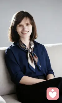 男女择偶差异

男女择偶核心差异源于进化与社会角色分化。


许多优秀男性偏向外貌与生育价值，优先关注年轻、健康、身材与颜值，看重直观吸引力与相处舒适度，对经济条件要求相对宽松，更易因“眼缘”快速投入感情。

许多女性侧重资源与安全感，优先考量收入、房产、学历、上进心及稳定性，注重对方责任心、担当与情绪稳定，将经济基础与可靠程度视为长期关系的核心保障。

现代社会中，差异逐渐弱化：男性开始重视内在品性，女性也更关注情感契合，但男重外在、女重现实的基本倾向仍普遍存在。


择偶困扰可约！配图