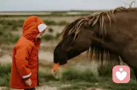 养一个心理健康孩子的基础与核心，就是让孩子相信：
我有人爱，我有价值。


养孩子，就一定要尽量让孩子活出“自我”。

在一言一行中，看见孩子的闪光点，给予他“价值感”；

在生活困境中，多支持鼓励他，给予他情感回应。

让他一生，有价值，有勇气！配图