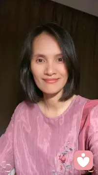 长期高压易陷思维反刍、情绪内耗，正念是落地的身心调节方式。

觉察呼吸锚定当下，剥离对过往懊悔与未来预判的杂念，不评判涌来的焦虑思绪，只做客观观察者。

借短时正念练习激活副交感神经，放缓交感亢奋带来的心慌紧绷，逐步拆分紧绷的精神内耗。

接纳情绪存在而非强行对抗，在一呼一吸间重建身心联结，循序渐进降低焦虑阈值，让紧绷的情绪慢慢回归平稳。


我在这里陪着你。配图