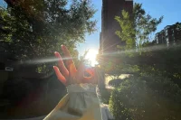 很多時候越不過的從來不是山，而是數不清的執念

?每個人都有自己的路不用覬覦別處的風景，也不必頻頻回首留戀過去我們帶著誠意慢慢來，今天，明天，天天只要在變好的路上，慢一點又何妨配圖