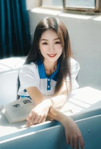 不要在閑言碎語(yǔ)中迷失自己
總有人不喜歡你，
也總會(huì)有人喜歡你

不要在不喜歡你的人那里丟掉了快樂(lè)
然后又在喜歡自己的人這里忘記了快樂(lè)
其實(shí)我們都是別人世界里面的配角

真正獲得的快樂(lè)
唯有從自己的內(nèi)心出發(fā)大大方方做自己吧，
成為自己的太陽(yáng)，
然后閃閃發(fā)光配圖
