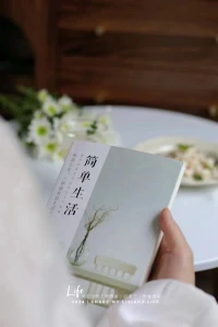 #真正的自律是做你熱愛的事且拿到結(jié)果

真正的熱愛，是當(dāng)自己投身于喜歡做的事時(shí)，全身心地沉浸其中，忘卻了時(shí)間的流逝，忽略了外界的喧囂。

但是僅僅去做喜歡的事還不夠，真正的熱愛意味著要拿到結(jié)果。

這并非是為了向他人證明什么，而是給自己一個(gè)交代，是對(duì)這份熱愛的尊重與珍視。

這個(gè)過程或許充滿了艱辛與挑戰(zhàn)，會(huì)無數(shù)次的迷茫，但正是這些挫折，讓我們的熱愛更加堅(jiān)韌，讓我們的追求更加執(zhí)著。

真正的熱愛，就是一場與自己的約定。

??配圖