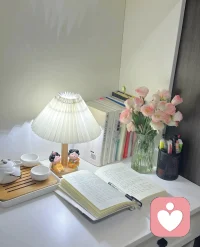 早上好呀~我是心語

      如果有一天，你不再渴望成功，只是去做；

你不再追求空泛的成長，只是開始修養自己的性情；

你的人生，才真正開始。
?
?配圖