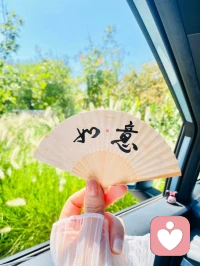 生活向陽，人生向暖。輕安喜樂，次第花開。

帶上善良和感恩，去遇見溫暖和幸福，好運正在路上。

愿我們與時光落落為安，只記歡喜不記憂。配圖