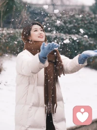 先成为自己的山，

再去找心中的海。

赚钱能治愈一切矫情，

有钱能治愈一切自卑。

愿你努力向上，

即无人能替，又光芒万丈。配图