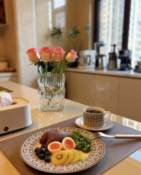 早安～🌞
愿清晨的阳光为您注入能量，在陪伴家庭、倾听心灵的时光里，既有专业的温度，也有生活的小确幸～
新的一天，记得先给自己一个微笑，再带着这份温暖，去点亮更多人的美好呀！💛