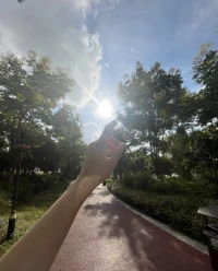 生活本来就是鲜花和荆棘并存，

不如给自己一个豁达的微笑，

永葆一颗对生活微笑的心，

也许一切并没有想象中那么糟糕。

早安！🔆