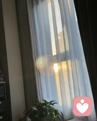 晨光漫过窗棂时，世界正悄悄递来一份温柔的邀请——不必急着追赶今天的清单，也无需为未发生的事担忧。

先给自己三分钟，感受呼吸轻拂过胸腔，听窗外的风或鸟鸣，像给心灵做一次柔软的伸展。
 
新的一天，你不必完美，只需带着此刻的平静，慢慢走向属于你的时光就好。

早安🔆
愿你今天能和自己好好相处。配图