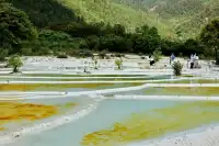 人生旅程如同驾驶船舶，需要智慧指引航向，才能航行向前。