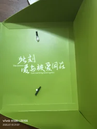 “只要心態(tài)好，天天是節(jié)日；只要心態(tài)好，處處是天堂。”

                 ——沈健教授金句

## 心態(tài)天堂
        小陳曾對(duì)節(jié)日的概念既熟悉又沉重。情人節(jié)、七夕、紀(jì)念日、圣誕節(jié)……日歷上密密麻麻的標(biāo)記像一道道待解的難題。他記得上次情人節(jié)，他幾乎花光了積蓄，只為送女友那條金鏈子——女友朋友圈里閨蜜們的禮物堆成了小山，他不敢落后。他低頭在柜臺(tái)前遞出信用卡時(shí)，那串?dāng)?shù)字沉甸甸壓在心口，仿佛無(wú)聲的賬單上還附加著一聲嘆息：攀比的洪流中，他快要溺亡了。
        后來(lái)，一次旅行途中，他們意外錯(cuò)過(guò)了火車(chē)，滯留在陌生小縣城。雨水淅瀝，兩人蜷縮在簡(jiǎn)陋的小吃攤雨棚下，面前只有兩碗熱騰騰的餛飩。霧氣氤氳里，小陳看著女友凍得發(fā)紅的臉頰卻笑得彎彎的眼睛，他驀地恍然，那碗廉價(jià)餛飩竟如此溫暖——原來(lái)無(wú)需繁華裝點(diǎn)，只要兩顆心熨帖靠近，這微雨黃昏、窄巷小攤，便是溫柔天堂。他悄悄掏出手機(jī)，刪除了購(gòu)物車(chē)?yán)锬菞l更貴的項(xiàng)鏈，此刻心頭的輕松，千金不換。
       節(jié)日不過(guò)是盛放情感的容器，天堂亦非物質(zhì)的堆砌。當(dāng)小陳卸下攀比的重?fù)?dān)，才真正懂得：天堂不在消費(fèi)金額里，只在彼此相視時(shí)心間那一點(diǎn)無(wú)價(jià)的微光里——原來(lái)所謂節(jié)日天堂，不過(guò)是用心去愛(ài)時(shí)，最尋常日子也能閃爍天堂的輝光。配圖