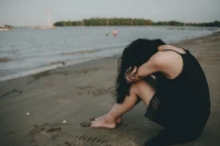 ??????

傾聽后感悟：掉進痛苦的感情漩渦

一個女孩兒和我講，他交了一個男朋友是她的同事，她對他的印象特別好，待人熱情，細心，懂得照顧別人，而且在工作中也是一個特別優秀的男士。他是她第一天來面試她的面試官，她見他的第一面似乎就有了不一樣的情愫。
工作一段時間后，有一天他突然來到她面前像她表白，那時候的自己內心就像抹了蜜一樣，甜甜的，覺得自己就是世界上最幸福的女人，她們開始了甜蜜的戀愛之旅，可是沒有多久，她發現他開始不理她，和單位的另一個女孩兒特別的曖昧親密，她問他為什么這么做來傷害她，他的回答是你心眼兒太小，不過是和一個女孩兒在一起嗎，那有什么了不起的，她聽完之后開始自我攻擊，開始思考是不是就是自己太小心眼兒了，但是有一天讓她驚訝的是，他的男朋友要結婚了，是之前的女朋友，從此她徹底的絕望了，覺得他的白馬王子再也回不來了。
萬般痛苦之下她找到了我，和我訴說了她的感情經歷，當我和她回顧這一段感情的時候，她突然發現：她在這段感情中根本不幸福，每天都提心吊膽，殫精竭慮，她明白了這不是她想要的感情和生活，他幡然醒悟。之后她開始困惑為什么自己會掉進這個痛苦的感情漩渦呢？
回顧她的原生家庭，父母對她要求特別嚴格，讓她樣樣都要優秀，她為了討父母的歡心，會把樣樣事情都做的很好，內在的自我無法表達，只是去取悅和迎合別人。在感情中也是一樣，別人的不好她無法識別，她會自我攻擊覺得自己沒有做好，長此以往她的內心很痛苦，他不能接受自己的不好，不好別人就會拋棄她。她看清楚之后，開始關注自己，最后單位在機構調整的時候她換了一個工作，鼓起勇氣違抗了父母的意愿，開始按照自己的內心做出選擇，進入了自己真正感興趣的行業。
這是她的成長，我祝福她會有一個嶄新的自己！配圖