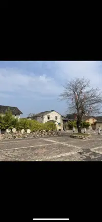 自我價值的培養是需要一種氛圍的，在那里，個人的特點得到賞識，人們從不吝嗇對別人的愛，犯下的錯誤是被用來學習的，人與人之間可以暢快的交流，你不需要中規中矩，人們言行一致，有責任感，彼此間能夠以誠相待。和諧家庭就就有這樣一種氛圍，所以，在有著上面那種氛圍的家庭里成長的孩子，自信、可愛、健康、能力出眾是很自然的事。
與之相反，問題家庭里成長的孩子會覺得自己無用，因為他們成長的環境里沒有真誠的交流，他們受到各種規矩的束縛，與人不同就會遭到指責，犯錯就會受到懲罰，也沒有機會學習什么叫做責任。這樣的孩子極有可能變得自甘墮落，最終變成對社會有害的人。在這種情況下，人的大部分潛力都得不到發揮。配圖