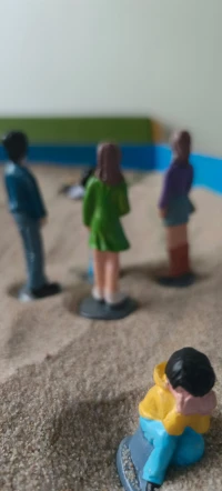 很多人對于模糊，不確定，暫時沒有結果的狀態很不能耐受，有時為了得到一個明確的結果，會直接以破壞的方式，要一個就算是不好，但至少確定的結果。

比如：先發制人，主動進攻，直接斬斷關系。都是為了獲得主動感，控制感，讓一直模糊不清的狀態有一個清晰的結果，還是自己主動掌控的結果。

這是把自己從懸而未解的模糊中救出來，因為在這里有很多不斷發酵、演變的災難性幻想，很消耗自己。

如果內心的恐懼不安太強烈，很難耐受，這么做當然可以幫助自己，但如果自己是穩定的，對自己是確認的，就可以在不確定的模糊中呆一會，也許會有不一樣的結果，會有更多種可能的結果。配圖