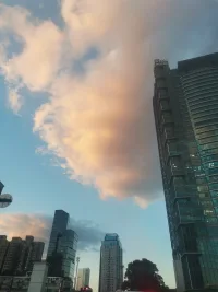 《认知觉醒》之本能脑、情绪脑和理智脑


人与人之间的根本差异是认知能力上的差异，因为认知影响选择，而选择改变命运，所以成长的本质就是让大脑的认知变得更加清晰。这里的认知不同于我们常说的知识，知识是大家普遍认同的一般规律，是一代又一代人探索、积累然后流传下来的常识。而认知则是一个人对于事物的理解、评判，以及做出的选择。因此，知识就是摆在那里的东西，而认知是我们运用知识，处理事物的一种能力。那么认知觉醒，说的则是我们通过主动学习，看清规律和真相，知道方法和路径。配图