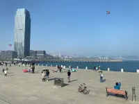 以下是一些促進情侶關系的方法：

1. 有效溝通：保持開放、誠實的交流，分享彼此的想法和感受。

2. 共同興趣：一起參與雙方都喜歡的活動，增加互動和共同話題。

3. 互相支持：在對方遇到困難時給予鼓勵和支持。

4. 制造驚喜：偶爾準備小禮物或安排特別的活動，增添浪漫和驚喜。

5. 重視獨處時間：享受二人世界，增進親密感。

6. 尊重與理解：尊重對方的觀點和決定，換位思考。

7. 身體接觸：如擁抱、牽手等，增強情感聯系。

8. 共同目標：設定共同的目標并一起努力實現。

9. 互相贊美：表達對對方的欣賞和愛意。

10. 接受差異：理解并包容彼此的不同，避免過度爭執。

11. 回憶美好時光：一起回顧過去的美好經歷，強化感情。

12. 保持獨立：給彼此一定的空間，保持個人獨立性。

每對情侶的情況不同，可根據雙方的需求和喜好選擇適合的方法。配圖