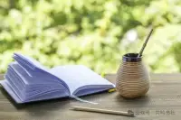 心理學家武志紅曾說，孩子是父母情緒的接收器。父母情緒穩定、遇事淡定從容，孩子也會陽光自信、樂觀積極；而父母時常控制不住脾氣，則會給孩子留下一輩子的陰影。
家長可以有情緒，但要學會“積極暫停”。學會傾聽，讀懂孩子內心的聲音。明確要求，給孩子具體指引。配圖