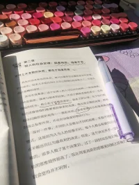 ?原創(chuàng)感悟?在這個(gè)充滿挑戰(zhàn)和機(jī)遇的時(shí)代，女性不再是被動(dòng)的旁觀者，而是積極的參與者和領(lǐng)導(dǎo)者。女性主義強(qiáng)調(diào)女性的自我價(jià)值和自我實(shí)現(xiàn)，而強(qiáng)者思維則是一種積極的心理狀態(tài)，它讓我們相信自己的能力和潛力，勇于追求自己的目標(biāo)和夢(mèng)想。
 
在女性主義的視角下，強(qiáng)者思維是一種非常重要的心理素質(zhì)，它可以幫助女性更好地實(shí)現(xiàn)自我價(jià)值和自我實(shí)現(xiàn)。強(qiáng)者思維讓女性相信自己的能力和價(jià)值，不會(huì)因?yàn)閯e人的看法而改變自己的想法和行為。強(qiáng)者思維讓女性勇于面對(duì)挑戰(zhàn)和困難，不會(huì)因?yàn)槔щy而放棄自己的目標(biāo)和夢(mèng)想。強(qiáng)者思維讓女性不斷學(xué)習(xí)和成長(zhǎng)，提升自己的能力和素質(zhì)，實(shí)現(xiàn)自己的人生價(jià)值。
 
女性主義的核心是平等和尊重，強(qiáng)者思維的核心是自信和勇氣。在女性主義的視角下，強(qiáng)者思維可以讓女性更好地發(fā)揮自己的潛力，實(shí)現(xiàn)自己的人生價(jià)值。女性應(yīng)該相信自己的能力和價(jià)值，勇于追求自己的目標(biāo)和夢(mèng)想，不斷學(xué)習(xí)和成長(zhǎng)，成為自己人生的強(qiáng)者。
 
所以，讓我們一起擁有強(qiáng)者思維，成為自己人生的強(qiáng)者！配圖