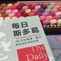 ?原創(chuàng)感悟?愛情就像一杯咖啡和一塊糖。咖啡苦澀，糖則甜蜜，它們來(lái)自不同的世界。然而，當(dāng)它們相遇時(shí)，咖啡的苦澀被糖的甜蜜所調(diào)和，糖的甜蜜也因?yàn)榭Х鹊目酀訚庥簟榱俗叩揭黄穑Х仍敢飧淖冏约旱目酀且苍敢馊诨约旱奶鹈郏鼈兿嗷グ荩嗷ダ斫猓罱K成為了一杯口感豐富的咖啡。感情也是如此，關(guān)鍵在于你是否愿意為對(duì)方付出，是否愿意為了彼此而改變自己。只有這樣，才能共同創(chuàng)造出屬于自己的美好未來(lái)。配圖