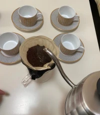 ?原創(chuàng)感悟?愛情就像一杯咖啡和一塊糖。咖啡苦澀，糖則甜蜜，它們來(lái)自不同的世界。然而，當(dāng)它們相遇時(shí)，咖啡的苦澀被糖的甜蜜所調(diào)和，糖的甜蜜也因?yàn)榭Х鹊目酀訚庥簟榱俗叩揭黄穑Х仍敢飧淖冏约旱目酀且苍敢馊诨约旱奶鹈郏鼈兿嗷グ荩嗷ダ斫猓罱K成為了一杯口感豐富的咖啡。感情也是如此，關(guān)鍵在于你是否愿意為對(duì)方付出，是否愿意為了彼此而改變自己。只有這樣，才能共同創(chuàng)造出屬于自己的美好未來(lái)。配圖
