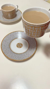 ?原創(chuàng)感悟?愛情就像一杯咖啡和一塊糖。咖啡苦澀，糖則甜蜜，它們來(lái)自不同的世界。然而，當(dāng)它們相遇時(shí)，咖啡的苦澀被糖的甜蜜所調(diào)和，糖的甜蜜也因?yàn)榭Х鹊目酀訚庥簟榱俗叩揭黄穑Х仍敢飧淖冏约旱目酀且苍敢馊诨约旱奶鹈郏鼈兿嗷グ荩嗷ダ斫猓罱K成為了一杯口感豐富的咖啡。感情也是如此，關(guān)鍵在于你是否愿意為對(duì)方付出，是否愿意為了彼此而改變自己。只有這樣，才能共同創(chuàng)造出屬于自己的美好未來(lái)。配圖