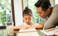 教育的本質，是給孩子賦能，不是給孩子制造創傷和焦慮。每個孩子都是天生的能量接收器，被愛滋養，才能明亮如光配圖