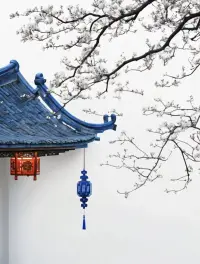天已暮，月如初，晨風吹動，誰家旗鼓配圖