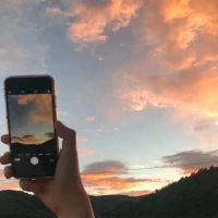 一個人值不值得交往，看他疲憊時的模樣，有些人只要一累，眼里心里只剩下自己。早安。配圖