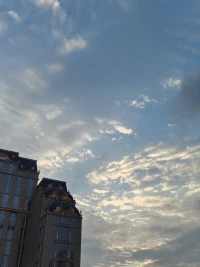 也许我们不愿意承认。我们大多数在其实都呈现与令人窒息的冲突之中，我们倾向于带着嫉妒和羡慕的眼光去看待一帆风顺的人。
我们因为没有而痛恨拥有。
这是正常的，没事。配图