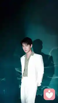 是什么样的心理让一个人变成了双面人生？他既能在外在众人面前高级而卓越生活，又在不被人知的情况下龌龊低迷。
他自由切换着自己的模式在内在心中却产生了无比的痛苦感。这种痛苦感就是羞耻感。配图