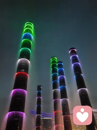 心灵鸡汤与心理成长的最大不同？

前者说教中的美化，无法获得真实感。
比如要吃苦中苦，方为人上人。忽略困难和获得成就不是必然的因果关系。
后者是观察自我对成就的理解和动机，是否要成为人上人。