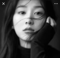 人生在世各人有各人的因緣，各人有各人的機遇。有的人一生一帆風順，有的人一生跌宕起伏，有的人一生平平淡淡普普通通。不管人生處于何種境地，都不要放棄，不要抱怨，更不要嫉恨。不貪，不嗔，不求，就會知足，知足自然常樂，知足心就會變得安寧，用平淡心處世，生活怎能不恬靜快樂呢。配圖