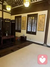 在愛情方面，首先要學會尊重對方。尊重對方的想法、感受、選擇和個人空間。例如，在對方表達自己的職業規劃時，即使你不太認同，也要認真傾聽，而不是立刻否定。配圖