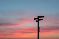 當夫妻發生爭吵的時候
我們要試著去理解隱藏在他（她）情緒背后的需求，也要會主動表達自己的感受和需求；

當情緒被看見，被接納，也會逐漸穩定；

痛苦感隨之減少，相應地幸福感也會提升，對未來生活的向往也會更美好。

當我更多去關心和理解孩子們的感受，讓他們感受到我與他們同在，給孩子建造一個安全基地，他們也更健康成長。配圖