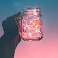 發現你的優勢，解鎖你的隱藏技能，讓你的工作生活更得心應手??
現在很多人都非常的困惑和焦慮，
不知道自己可以做什么，能夠做什么？
那么，我想問你，
你能不能花五秒鐘思考，
告訴我，你的優勢是什么？
5、4、3、2、1，
你想到了嗎？
我們周圍80%的人都不知道自己的優勢是什么。
他們可能知道自己會什么，有什么技能？
但是優勢是寫在你“基因”里的技能。
就是你不用作任何的練習，
就能天生的比別人做的更好。
比如：你身邊有一個人今天因為家里的事情，情緒不好，但是只有你發現他今天有異樣。這說明，你有很強的共情力。
共情能力強的人，適合做老師，律師，銷售，醫生等等能夠與他人合作的崗位。
延著你的優勢往下走，
你就能找到更適合你自己的人生。

關注林伶，帶你了解更好你自己！
#職場人生 #一個應屆畢業生職場小白的提問配圖