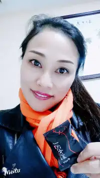 你是否覺得自己的一舉一動都被他人過分關注？其實，這是“聚光燈效應”在作祟。心理學告訴我們，人們往往會高估他人對自己外表、行為的關注程度，仿佛自己站在舞臺中央，被無數聚光燈照射。但真相是，每個人都更關注自己的世界，你的小“尷尬”或許只是自我放大的錯覺。放寬心，勇敢做自己，世界沒那么在意你的每個小細節哦。