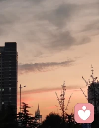 健康的情感在于双方保持独立与靠近，
既不卑微迎合讨好，又能够彼此靠近与守护，
爱情从来不是生活中的全部。