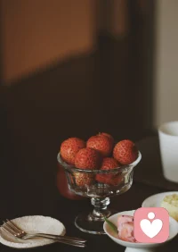 高敏感的人并不是作，只是在硬撑着~
高敏感的人，是对别人的情绪变化太敏锐了，
所以别人一个眼神，已经在想是不是自己哪里不对。
别人随口一句话说重了，你嘴上说没事，
心里却翻来覆去地琢磨了一整天。
是你的雷达太灵敏，接收到的信号比别人多得多。
但有一个问题，很多人没意识到——
当你把所有精力都花在照顾别人的感受上，
你自己的感受，谁来照顾？
你不是不累，你是不敢喊累。
因为一旦你停下来，那种自责感就会涌上来。
所以今天我想跟你说一句话：
你的敏感不是缺陷，但你的付出值得有边界。
照顾好自己，不是自私，
是你能够持续发光的前提。