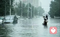 昨天的沈阳变得陌生，持续的暴雨，
熟悉的街道变成河道，真的从来没见过雨后这么深的积水，
人在大自然面前太渺小了。所有一线工作的人员辛苦啦
希望雨快点停，大家都注意安全！平平安安的！配图