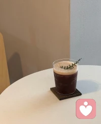 爱，是让爱人成为自己，也让自己成为自己。
真正的爱是接纳与坚守的平衡，而非控制与依赖。
真正的爱是对独立生命的尊重，是看见而非改造，
爱是望向同一个方向，
根系独立，枝叶相交，
而非彼此凝望或缠绕。