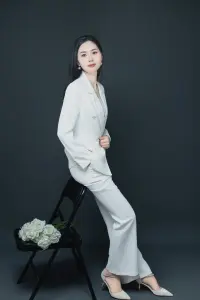什么是療愈？
療愈是心靈的恢復和修復！
療愈九死一生后活出來！
療愈是經歷破碎后，承載和溶解所有痛的能力！
療愈是敢于撕開自己的裂痕，敞開自己，面對自己的不足，讓愛與光照進生命！
療愈是縱有艱難千萬重，依然破風向前沖的勇氣！
療愈是即使折斷天使的翅膀，依然保持對天空的幻想！
療愈是布施善良、布施智慧、布施真善美樂的道場！
療愈是體驗生命之美，體驗向上之美！
實現?自愛，自信，自愈，自由的翻轉人生！配圖