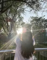 你患得患失，太在意从前，又太担心将来。有句话说的好。昨天是段历史、明天是个谜团。而今天是天赐的礼物,像这些礼物那样珍惜今天。