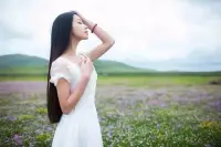 生命中還有多少相遇，透著暖暖的笑意，在漸行漸遠的時光里，填補著生命的空白，在潔凈的角落里，臨水照花，心里有暖，腳下的路也不會孤寂，光陰也許會更改，卻改不了那些美好的初衷。配圖
