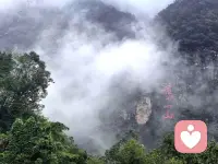 生命总是美丽的

不是苦恼太多
而是我们的胸怀不够开阔 
不是幸福太少
而是我们还不懂得生活 
忧愁时，就写一首诗
快乐时，就唱一支歌 
无论天上掉下来的是什么
生命总是美丽的

不是夜晚太长
而是灯火不够明亮 
不是星辰太少
而是还习惯低头匆忙 
忧愁时就望一望月亮
快乐时就打开一扇窗 
无论清风吹进来的是什么
日子总是明亮的