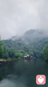 生命总是美丽的

不是苦恼太多
而是我们的胸怀不够开阔 
不是幸福太少
而是我们还不懂得生活 
忧愁时，就写一首诗
快乐时，就唱一支歌 
无论天上掉下来的是什么
生命总是美丽的

不是夜晚太长
而是灯火不够明亮 
不是星辰太少
而是还习惯低头匆忙 
忧愁时就望一望月亮
快乐时就打开一扇窗 
无论清风吹进来的是什么
日子总是明亮的