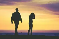 總有一些伴侶喜歡給兩個人在關系中的付出，
做一個重要程度的對比：
“我的事情比你的重要。”
“你的情緒在我的事業面前不值一提。”“帶孩子怎么可能比我上班更累。”……

這就忽視了一個問題：
人與人之間的痛苦本就互不相通，
并沒有一個專門的對照表，

可以反映出哪種事情更重要，
哪種付出更值得被肯定。

把精力放在無意義的比較上面，
去分出一個強弱等級，
只會消磨兩個人的愛意，
直至關系破裂。

                   ——紙醉葡萄配圖