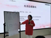 鳥語花香
春風相伴
心思飄逸
靈魂奔跑于天際
追尋生命的繁華
錦衣美食
兒女情長
功名成就
依然是價值連城的生活模樣 ??
在縹緲與清晰中
自由馳騁
愜意共享
生命與生活的屢屢相逢??配圖
