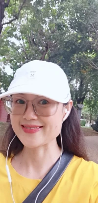 心情低落，不開心？嘗試假笑，讓你的大腦以為你真的很開心。人的大腦和身體會同時交換反饋。假笑（或其他任何一種表達開心的方式）真笑一樣影響類似的神經網絡。可以幫助你改善心情。當然，如果你長時間的不開心，那就沒有必要假笑了，你需要尋找專業人士幫助。
?配圖